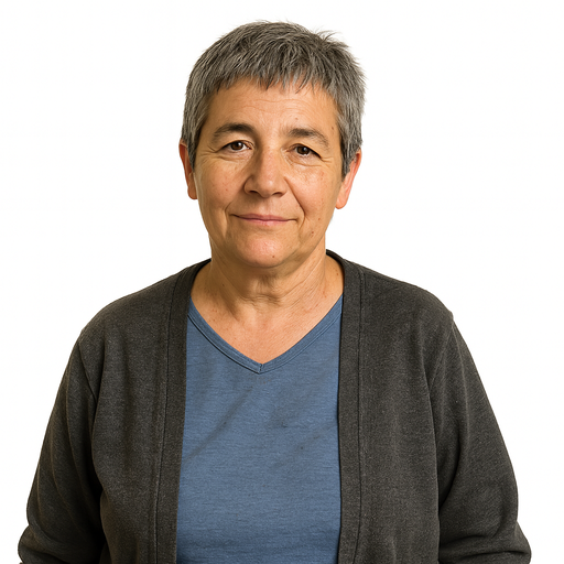 Brigitte: KI-Foto einer erwachsenen Frau mit kurzen grauen Haaren und Strickjacke